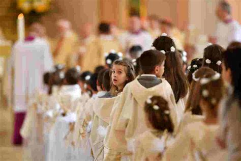 Foto di un gruppo di bambini durante la Prima Comunione