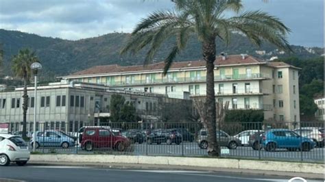 Foto della Casa della Comunità di Pietra Ligure, con l'Ospedale Santa Corona sullo sfondo