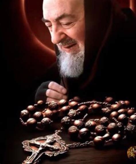 Padre Pio con la corona del Rosario in mano