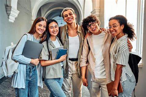 Foto: Insegnanti e studenti in un contesto educativo, simbolo dell'importanza della formazione professionale