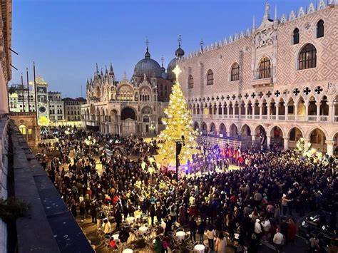 Piazza San Marco addobbata a festa per il Natale