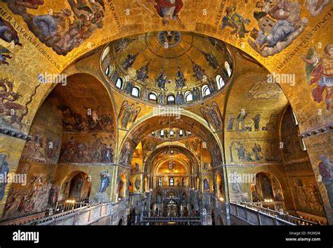 Interno della Basilica di San Marco con i suoi mosaici bizantini