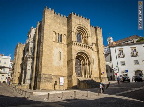 Facciata fortificata della Cattedrale Vecchia di Coimbra (Sé Velha) con dettagli romanici