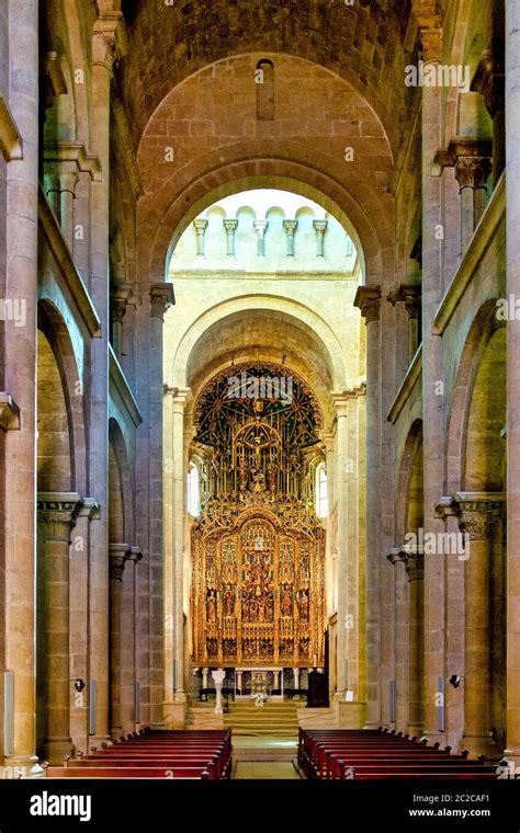 Interno romanico con navate e l'altare gotico della Cattedrale Vecchia di Coimbra