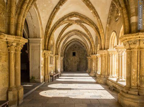 Chiostro gotico della Sé Velha di Coimbra con archi e colonne