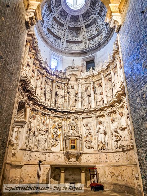 Dettagli scultorei e azulejos all'interno della Sé Velha di Coimbra