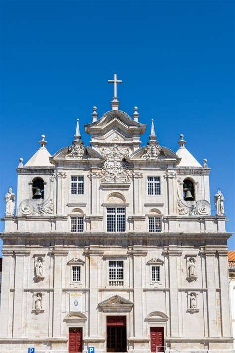 Facciata barocca e dettagli decorativi della Cattedrale Nuova di Coimbra (Sé Nova)