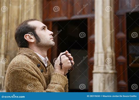 Immagine di un fedele che prega in chiesa