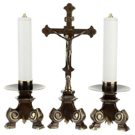 Altare cattolico con crocefisso, candelabri e lini sacri