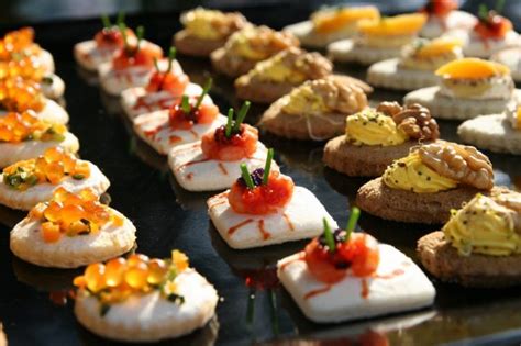 buffet di finger food salati assortiti in monoporzioni