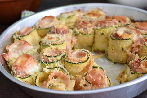 spiedini di melone e prosciutto, rotolini di zucchine ripieni e parmigiana finger food