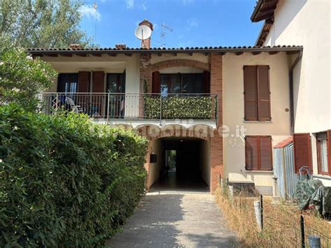 Foto tematica: Appartamento in asta a Cascina con balcone e terrazza