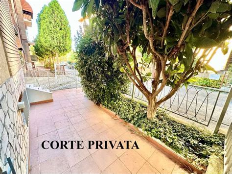 Foto: Contesto di corte con appartamento indipendente e garage
