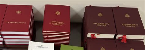 Libri liturgici aperti sull'altare, con enfasi sull'evangeliario