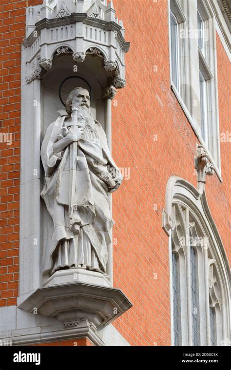 Statua di San Paolo con la spada e il libro