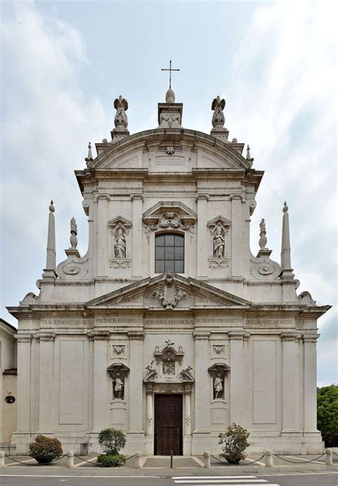 Foto della facciata della Chiesa dei Santi Faustino e Giovita