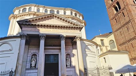 Vista esterna del Santuario della Consolata con la piazza antistante