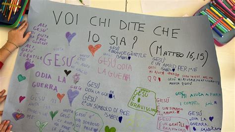 Bambini che partecipano ad attività di catechismo in gruppo