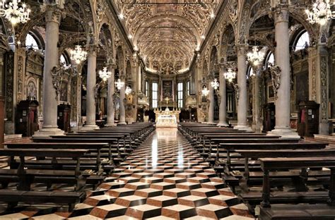 Interno barocco della Basilica-Santuario di Santa Maria delle Grazie a Brescia
