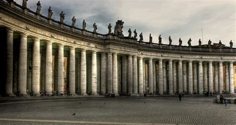 Vista esterna della Basilica di San Pietro con il Colonnato di Bernini