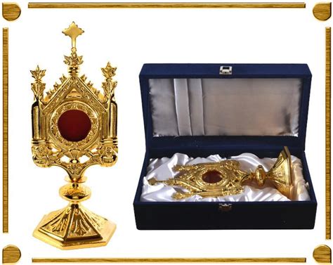 Foto di calice o reliquiario con incisioni dei simboli evangelici