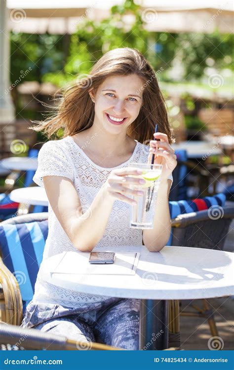 dipinto di un monaco che offre una bevanda a una giovane donna