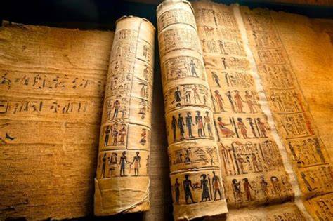 Papiro antico con testi biblici in scrittura ebraica