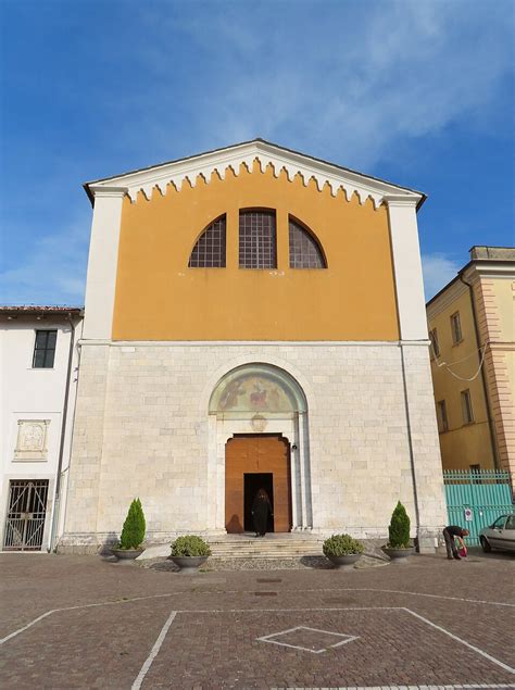 Dettaglio del mosaico di San Francesco sulla facciata della chiesa