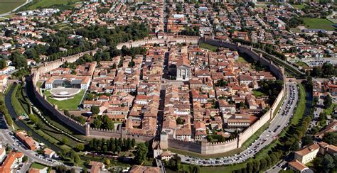 Veduta aerea del borgo fortificato di Bibbiano e della campagna circostante