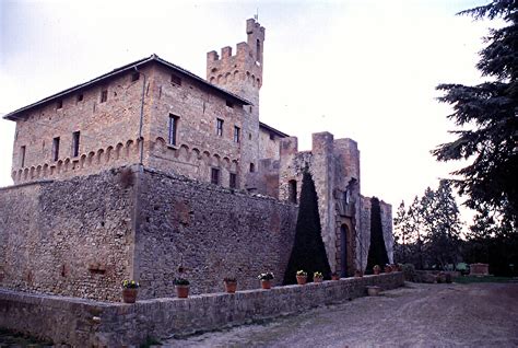 Dettaglio della porta di accesso del Castello di Bibbiano con stemma