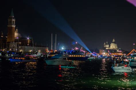Barche addobbate e illuminate nel Bacino di San Marco durante la Festa del Redentore