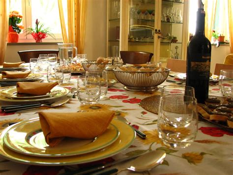Tavola imbandita per un pranzo in famiglia