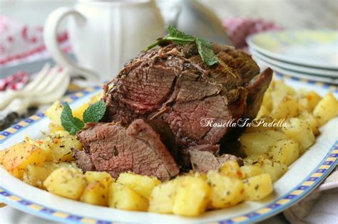 Foto di un arrosto di manzo al forno con patate