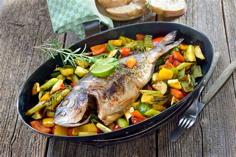 Piatto di pesce al forno con contorno