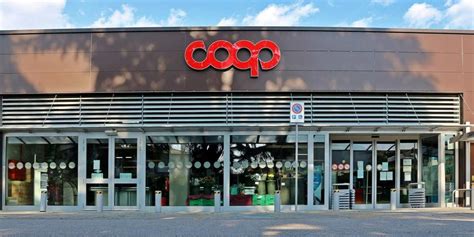 Foto esterna di un supermercato Coop Alleanza Superstore con l'insegna visibile