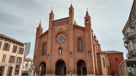 Foto panoramica della cattedrale di Alba