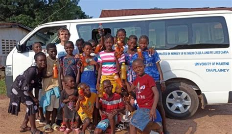 Foto di gruppo di missionari saveriani con giovani del Burundi