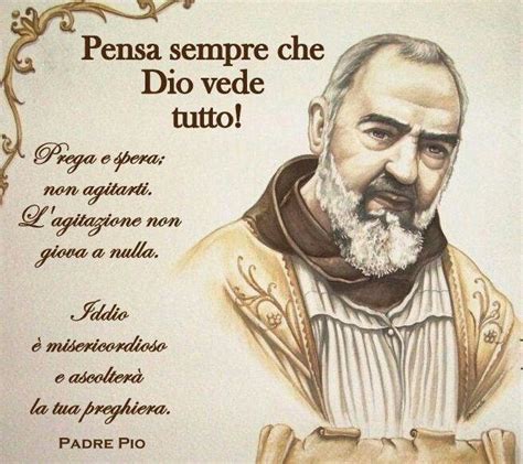 Foto di San Padre Pio in preghiera