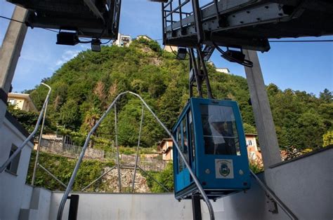 Foto della funivia del Sacro Monte di Varallo con vista panoramica sulla valle