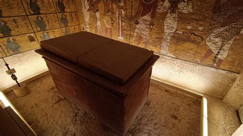 Foto della tomba di Padre Amorth (sarcofago comune) in un contesto di relativa incuria