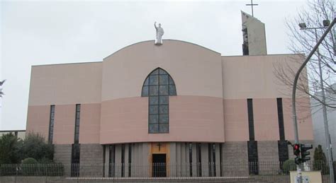 Interno della Cattedrale di San Paolo a Tirana con la statua di Madre Teresa