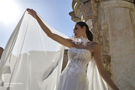 Immagine di un abito da sposa firmato Rita Evangelista, con dettagli sartoriali