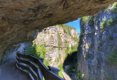 Foto panoramica dell'Eremo di San Romedio incastonato nella roccia