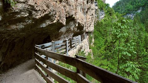 Il sentiero nella roccia verso San Romedio, con staccionata di sicurezza