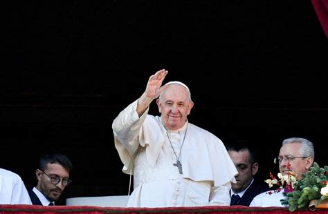 Papa Francesco mentre impartisce una benedizione, simboleggiando la misericordia
