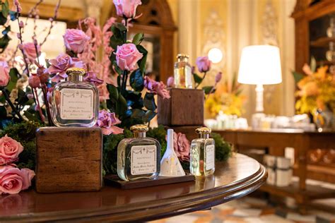 Assortimento di profumi, creme e cosmetici dell'Officina Profumo-Farmaceutica di Santa Maria Novella