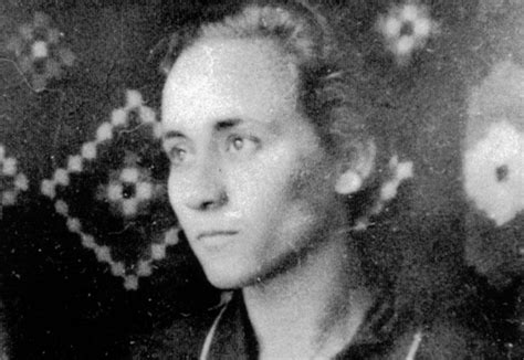 Ritratto di una giovane Anjezë Gonxhe Bojaxhiu con i suoi fratelli Age e Lazër.