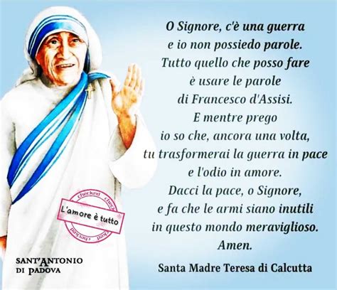 Madre Teresa in visita a una delle sue scuole per bambini.
