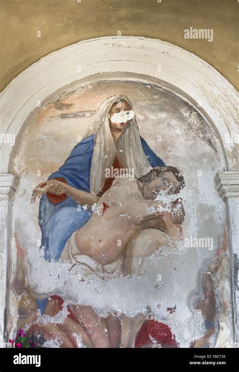 Dettaglio di un affresco raffigurante la Vergine Maria nel ciclo di Montesiepi