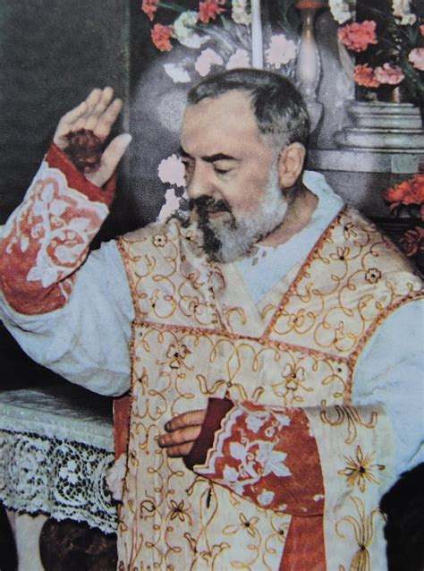 Rappresentazione iconografica delle mani stimmatizzate di Padre Pio